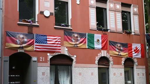 Die Rullichstrasse in Essen Altendorf ist mit Fahnen und Girlanden geschmückt anlässlich der Fussball Weltmeisterschaft.