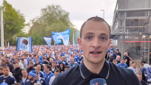 Großer Fanmarsch zum Stadion vor Schalke-Aufstiegsspiel