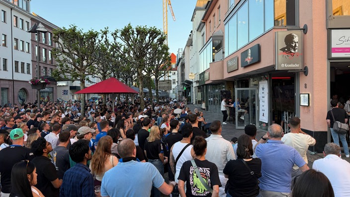 Paderborner Fans verfolgen das Relegationsspiel im Biergarten