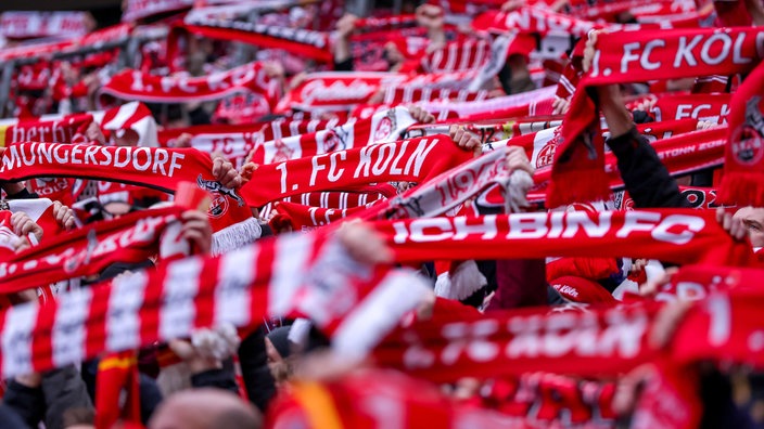 Kölner Fans auf der Tribüne Südkurve bei der Schalparade