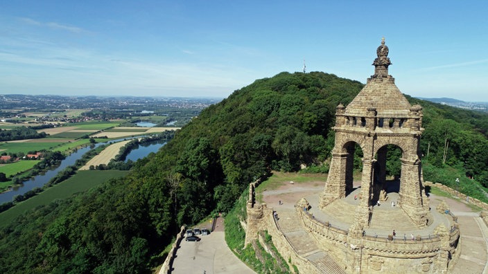 Blick von der Porta Westfalica und dem Kaiser Wilhelm Denkmal ins Weserbergland
