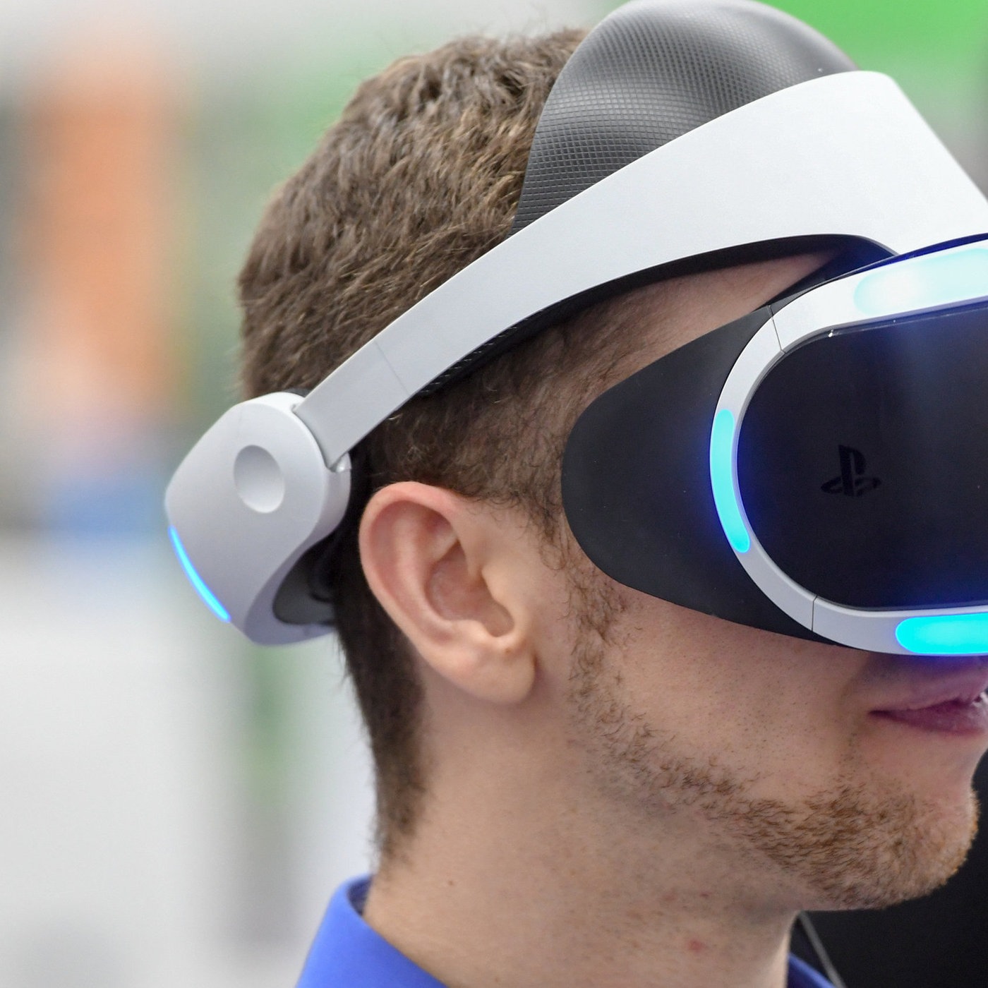 Ein Mann mit einer VR-Brille