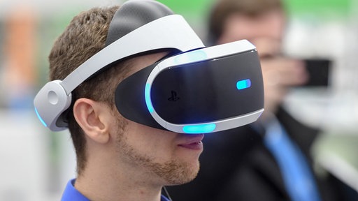 Ein Mann mit einer VR-Brille