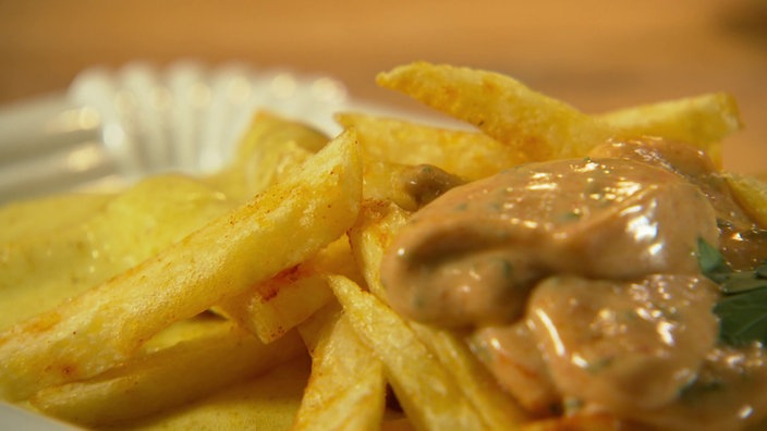 Das Bild zeigt Pommes mit der Paprika-Mayo.