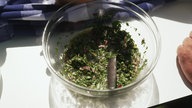 Das Bild zeigt eine Schüssel mit dem Chimichurri.