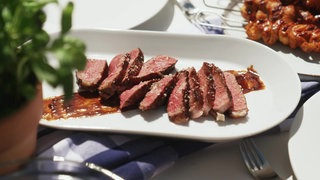 Bas Bild zeigt das Ribeye Steak mit der Teriyaki-Glasur auf einem Teller serviert.