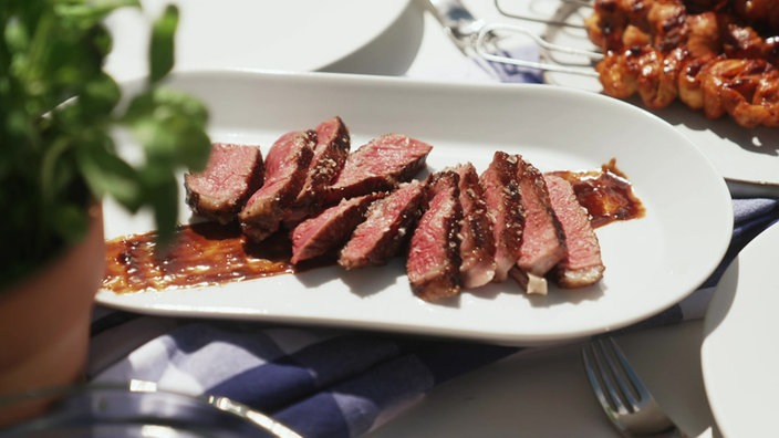 Bas Bild zeigt das Ribeye Steak mit der Teriyaki-Glasur auf einem Teller serviert.