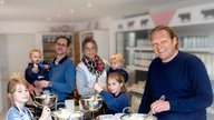 Das Bild zeigt Björn Freitag mit der Familie Freitag am Essenstisch.