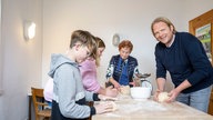 Das Bild zeigt Björn Freitag mit den Kindern und einer Betreuerin der Jugendeinrichtung in Borken.