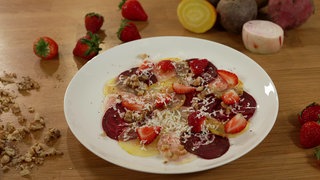 Ein schön hergerichtetes Erdbeercarpaccio.