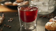 Das Bild zeigt die fruchtige Johannisbeeren-Kaffee-Schorle.