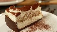 Das Bild ein Stück von der geeisten Kaffee-Tiramisu-Torte.