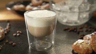 Das Bild zeigt den sommerlicher Eiskaffee mit Milchschaum.