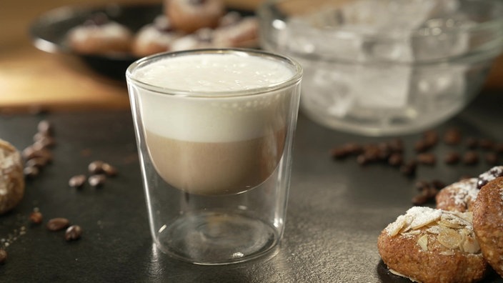 Das Bild zeigt den sommerlicher Eiskaffee mit Milchschaum.