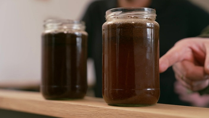 Das Bild den Cold Brew Kaffee im Einmachglas. 