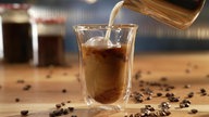 Das Bild ein den Fash Brew. Gerade wird ein Schluck Milch dazu gegeben.
