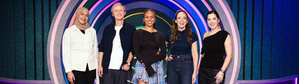 Beim großen Female-Comedy-Quiz treten Carolin Kebekus und Frau Gretel (ganz rechts) gegen Maraam (ganz links) und Pierre M. Krause an. Aminata Belli (in der Mitte) moderiert.