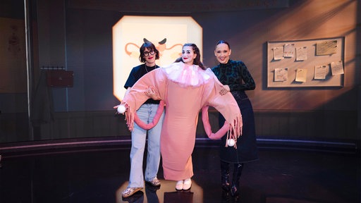 Gastgeberin Carolin Kebekus (r) mit Kabarettistin Eva Karl Faltermeier (l). Thema Frauengesundheit - hier mit Verkleideter Gebärmutter (M).