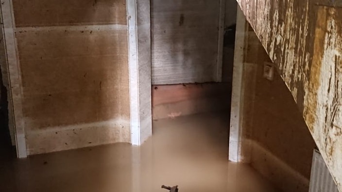 Treppenhaus, das unter Wasser steht.