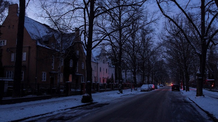 Unbeleuchtete Straße im Berliner Bezirk Steglitz Zehlendorf während des großflächigen Stromausfalls im Januar 2026.