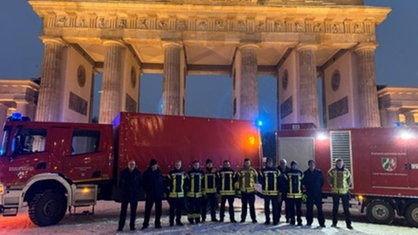 Feuerwehrleute und Feuerwehrautos vor dem Brandenburgertor.