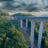 Rahmedetalbrücke vor einer grauen Wolke 