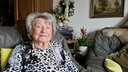 Ilse Barchnitzki auf ihrem Sofa