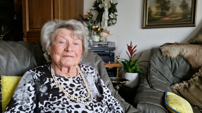 Ilse Barchnitzki auf ihrem Sofa
