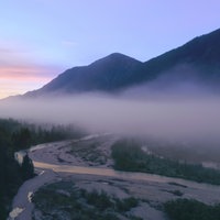 Eine Luftaufnahme der Isar von oben im Nebel