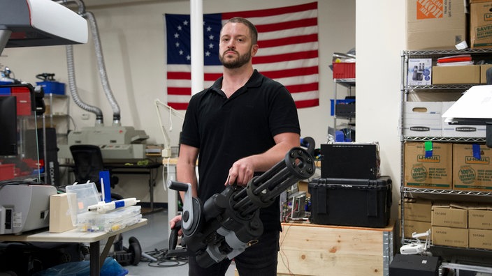 Cody Wilson mit Waffe