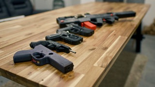 Schusswaffen auf einem Tisch