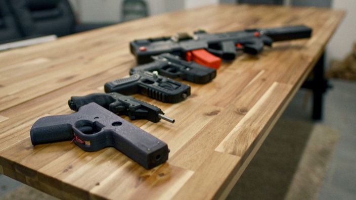 Schusswaffen auf einem Tisch