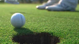Golfball auf dem Rasen