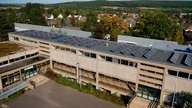 Schulgebäude aus der Luft