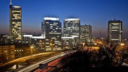 Die Skyline Essens am Abend, mit der A40
