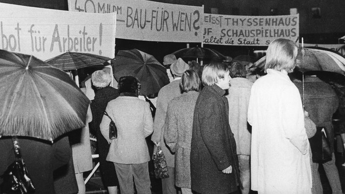 Demonstration gegen die "Honoratioren-Premiere" vor dem neuen Düsseldorfer Schauspielhaus 1970.