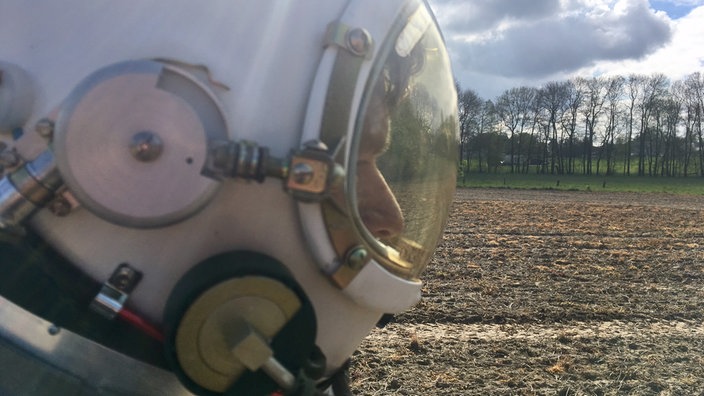 Astronaut auf einem Acker
