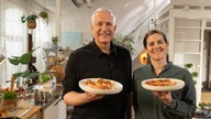 Alexander Herrmann kocht mit Viktoria Fuchs