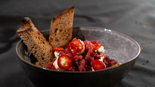 „Das perfekte Tatar“ von der Rinderhüfte, Schalotten-Gewürzgurken-Chutney, eingelegte Chili, Röstbrot