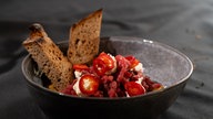 „Das perfekte Tatar“ von der Rinderhüfte, Schalotten-Gewürzgurken-Chutney, eingelegte Chili, Röstbrot