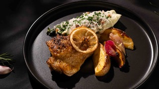 Zitronenhuhn mit Backkartoffeln und Caesar Salad 2.0 