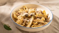 Weiße Kalbfleischbolognese mit Muschelnudeln und gebratenen Kräuterseitlingen 