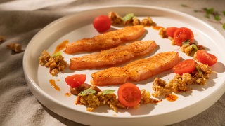 Lachs mit Blumenkohl-Couscous und eingelegten Kirschtomaten