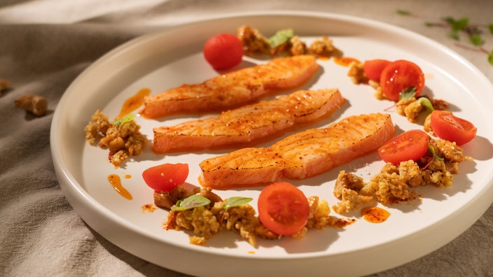 Lachs mit Blumenkohl-Couscous und eingelegten Kirschtomaten
