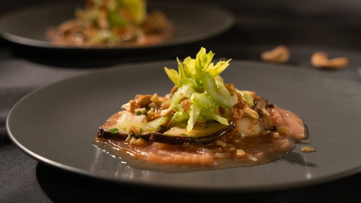 Lachs-Carpaccio mit Selleriesalat und Pilzen 