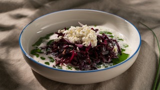 Rotkohlsalat, Hüttenkäse-Steine & Schnittlauchöl