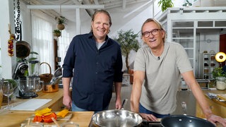 Björn Freitag und Frank Buchholz im Kochstudio.
