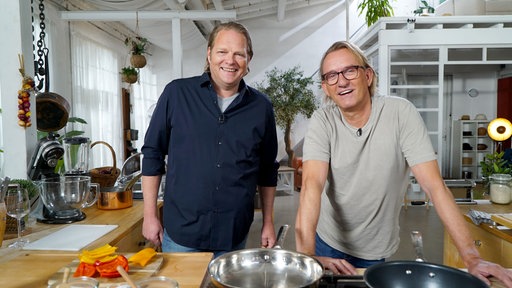 Björn Freitag und Frank Buchholz im Kochstudio.