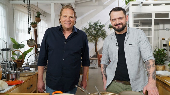 Björn Freitag und Alexander Wulf im WDR-Kochstudio.