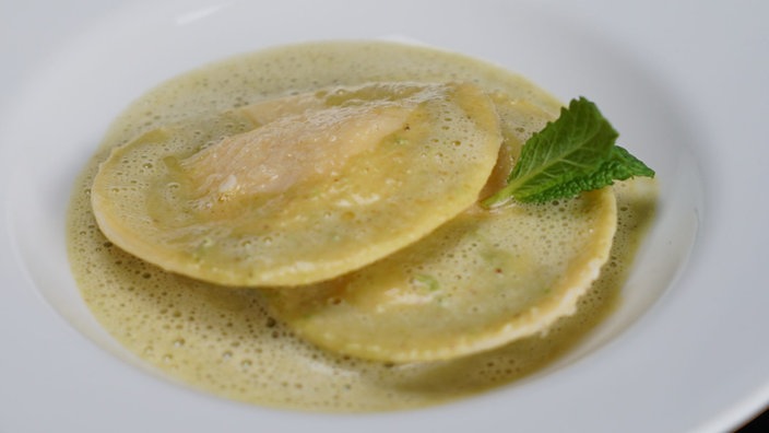 Forellen-Ravioli mit Erbsen-Speck-Schaum von Björn Freitag und Graziella Lindner.